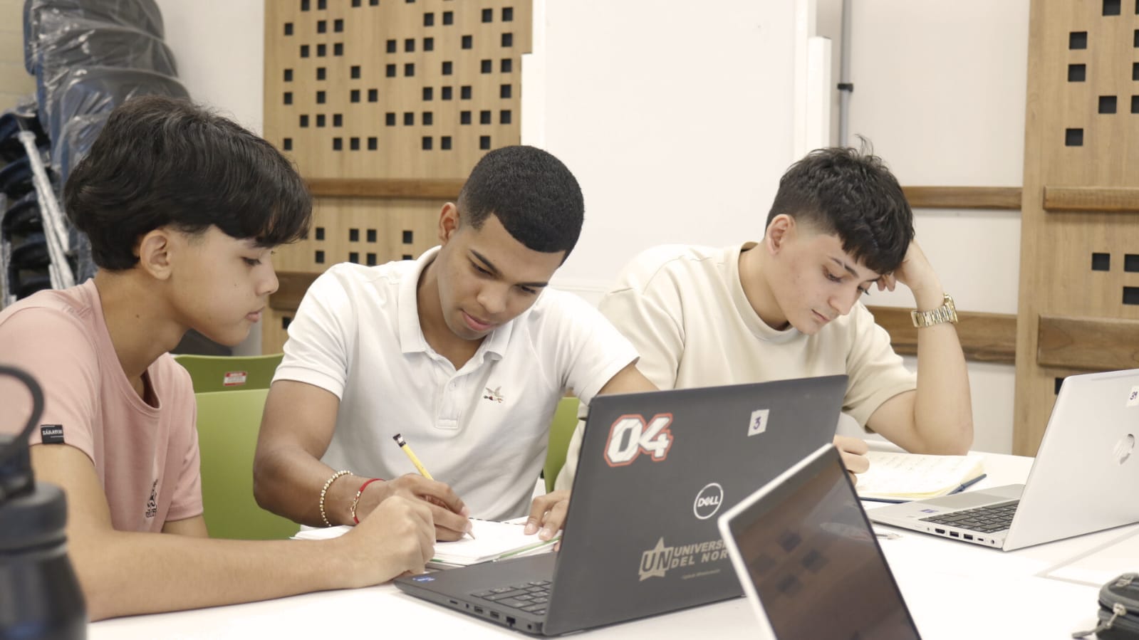 Estudiantes durante una sesión de los nivelatorios.